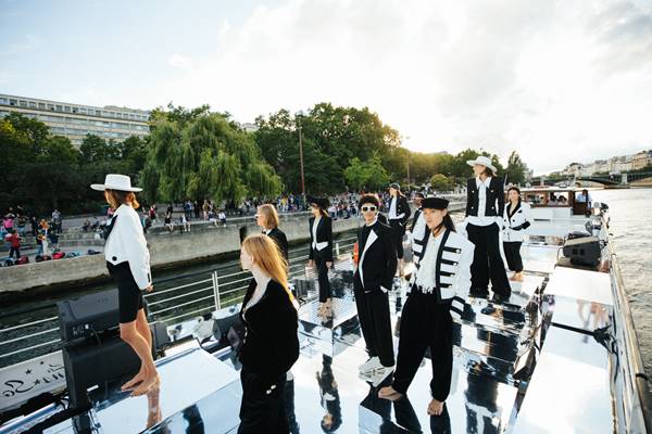 Modelos posando com peças da Balmain em desfile no rio Sena