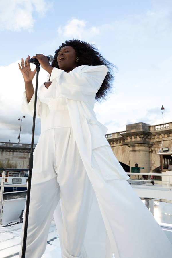 Cantora francesa Yseult em desfile da Balmain no rio Sena