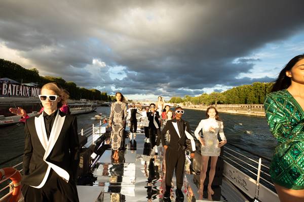 Modelos posando com peças da Balmain em desfile no rio Sena