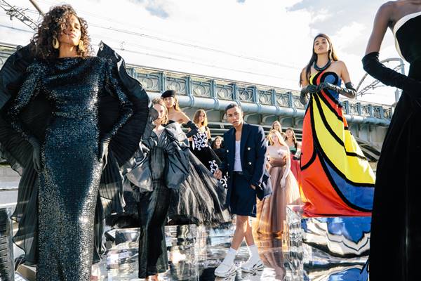 Modelos posando com peças da Balmain em desfile no rio Sena