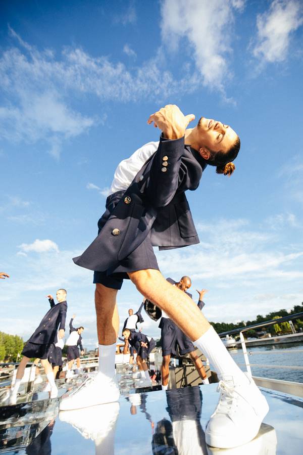 Dançarino em desfile da Balmain no rio Sena