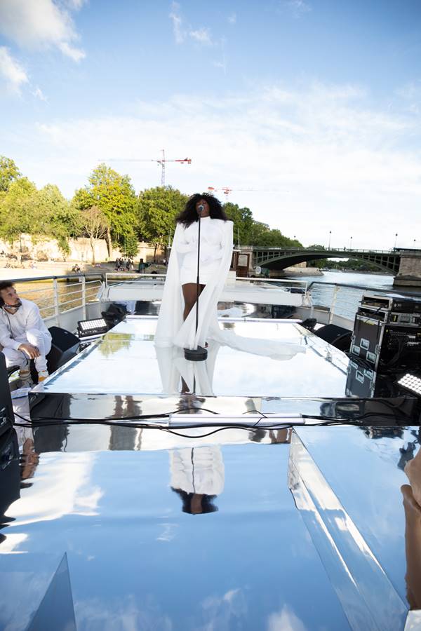 Cantora francesa Yseult em desfile da Balmain no rio Sena