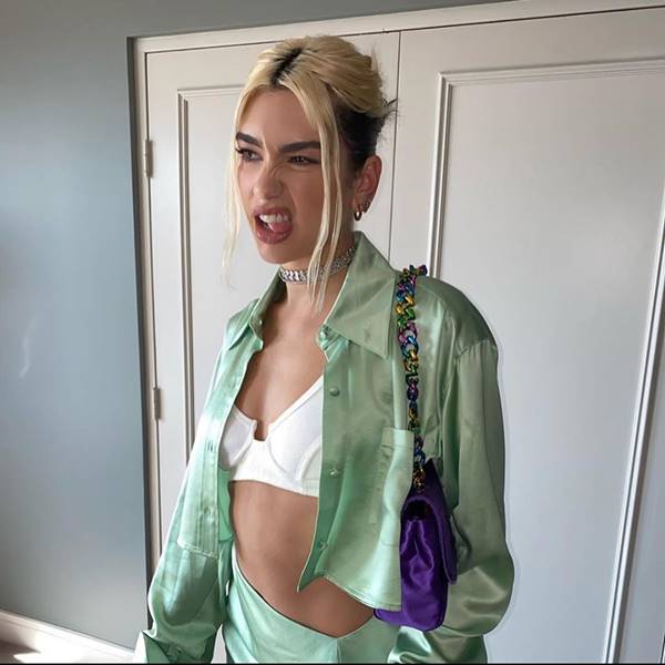 Dua Lipa com bolsa da marca italiana GCDS