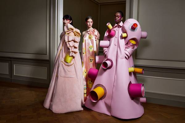 Modelos com looks by Viktor & Rolf 