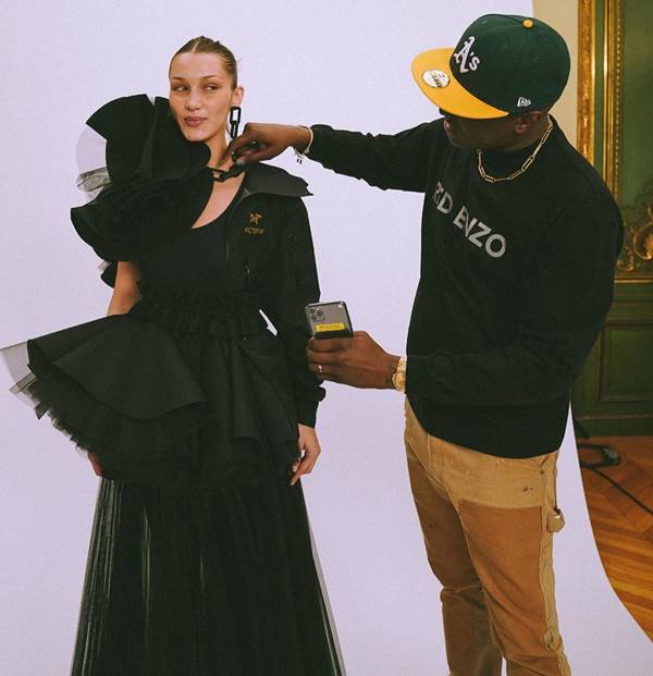 Bella Hadid e Virgil Abloh fazendo fitting