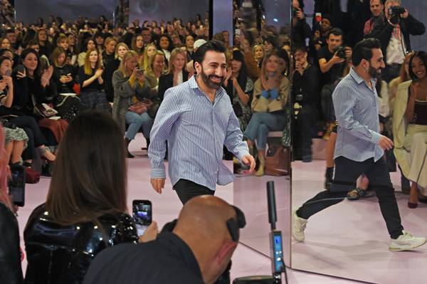 Johnny Coca em desfile da Mulberry