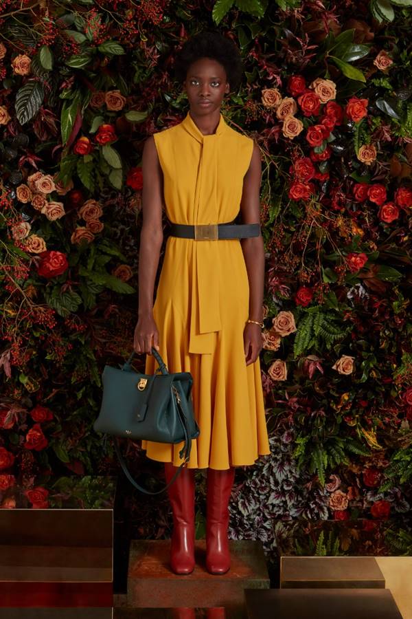 Modelo com peças da Mulberry em lookbook da marca