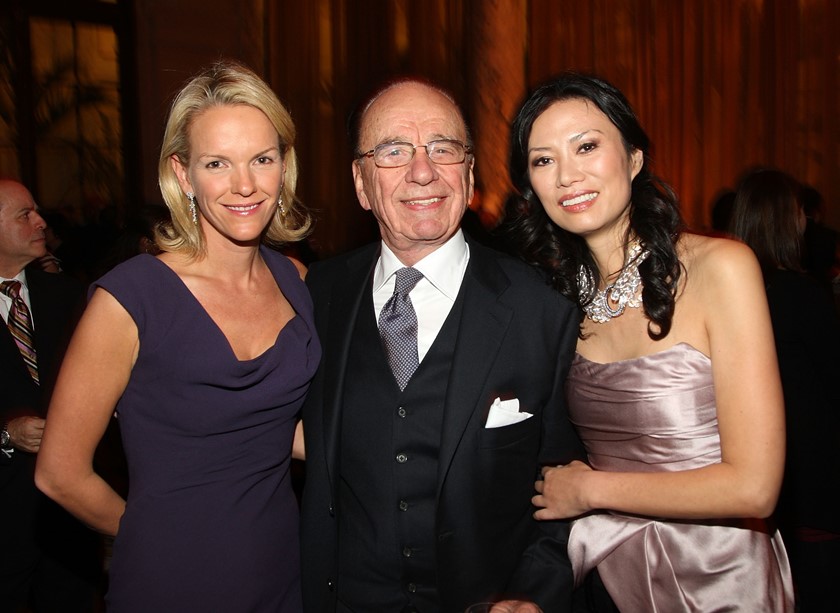 Rupert Murdoch com a filha Elizabeth Murdoch, e a ex-esposa Wendy Deng 