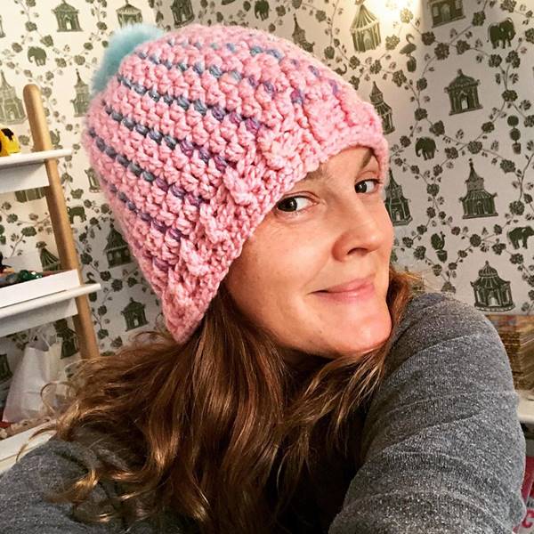 Drew Barrymore com gorro de crochê de Jonah Larson