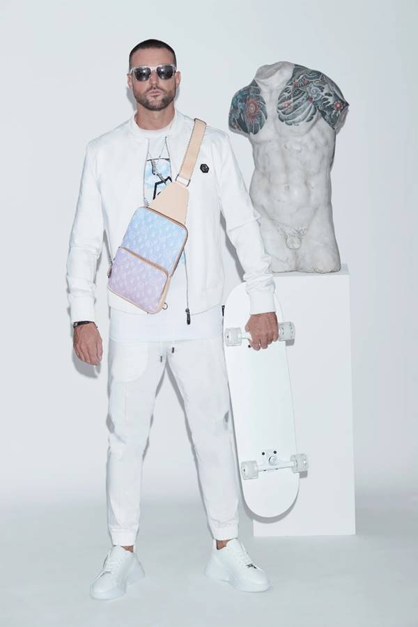 Philipp Plein posando com look masculino de primavera/verão 2021 da marca homônima