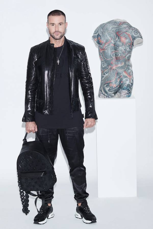 Philipp Plein posando com look masculino de primavera/verão 2021 da marca homônima