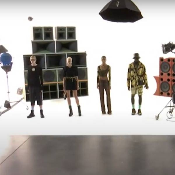 Modelos nos bastidores da campanha da coleção Flash 21 da Versace