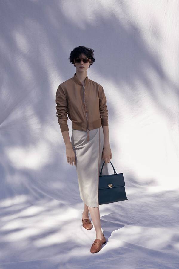 Modelo com peças do Resort 2021 Salvatore Ferragamo