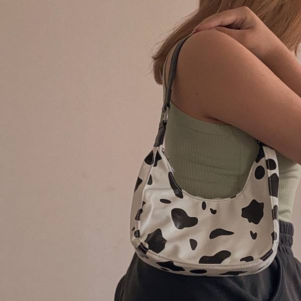 Shoulder bag com estampa de vaca, por @magdapetelicka