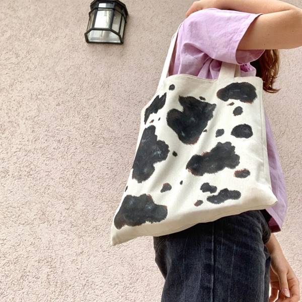 Tote bag com estampa de vaca, por @ninaitingv