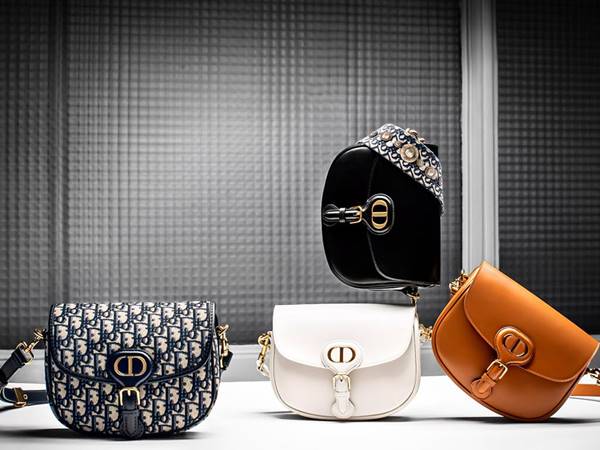 Bolsas da Dior em diferentes cores