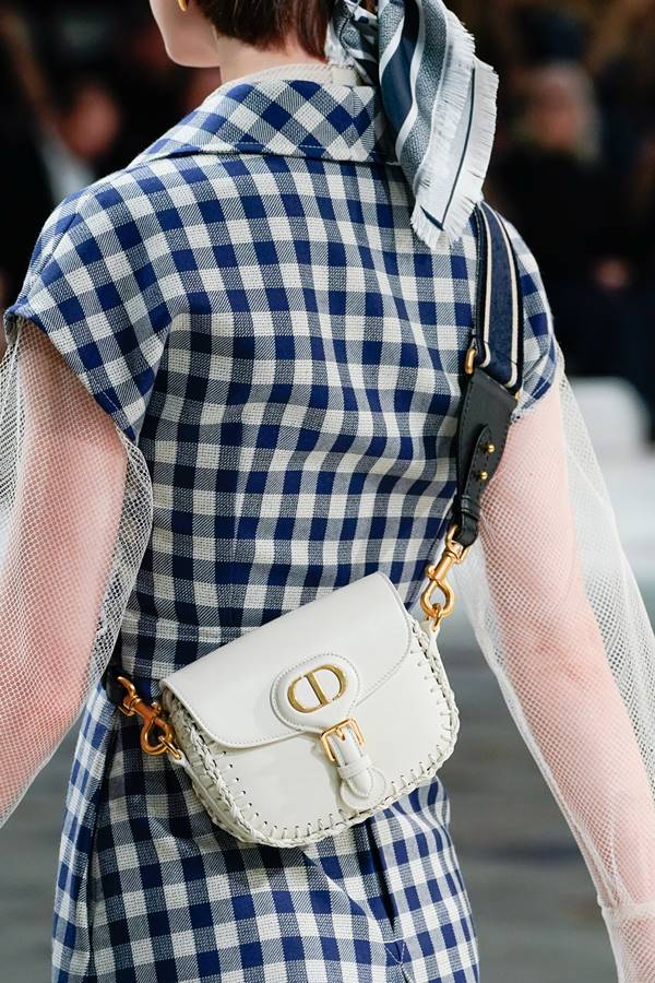 Bolsa usada por modelo em desfile da Dior