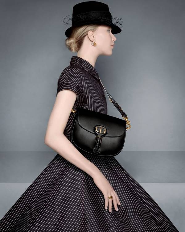 Jennifer Lawrence usando bolsa da Dior