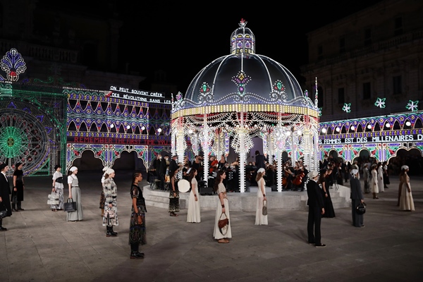 Modelos em cenário do desfile de cruise 2021 da Dior