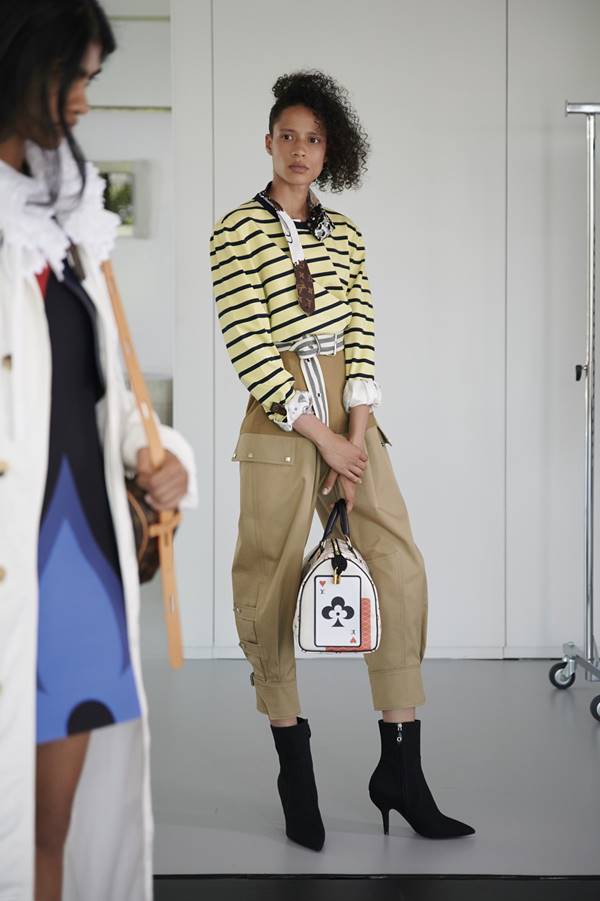 Modelo em lookbook Cruise 2021 da Louis Vuitton