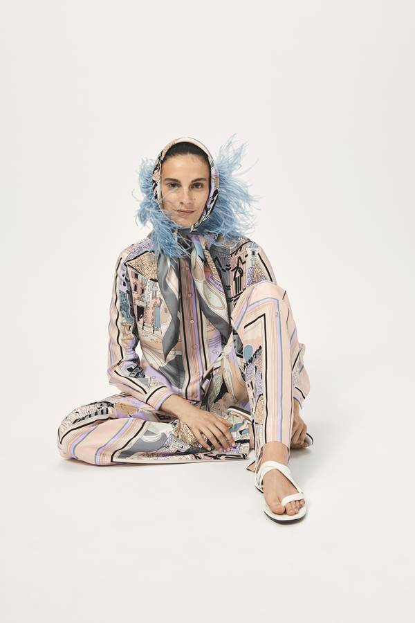 Modelo posa para Emilio Pucci em campanha Resort 2021