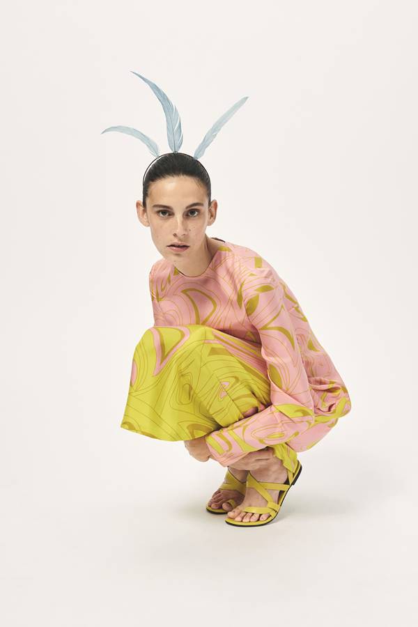 Modelo posa para Emilio Pucci em campanha Resort 2021