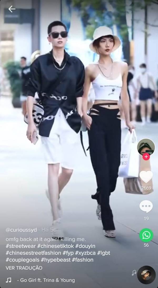 Casal com looks estilosos na China