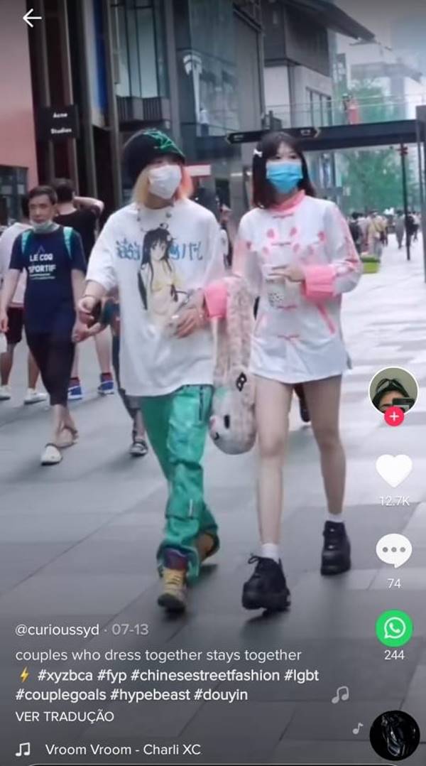 Casal com looks estilosos na China