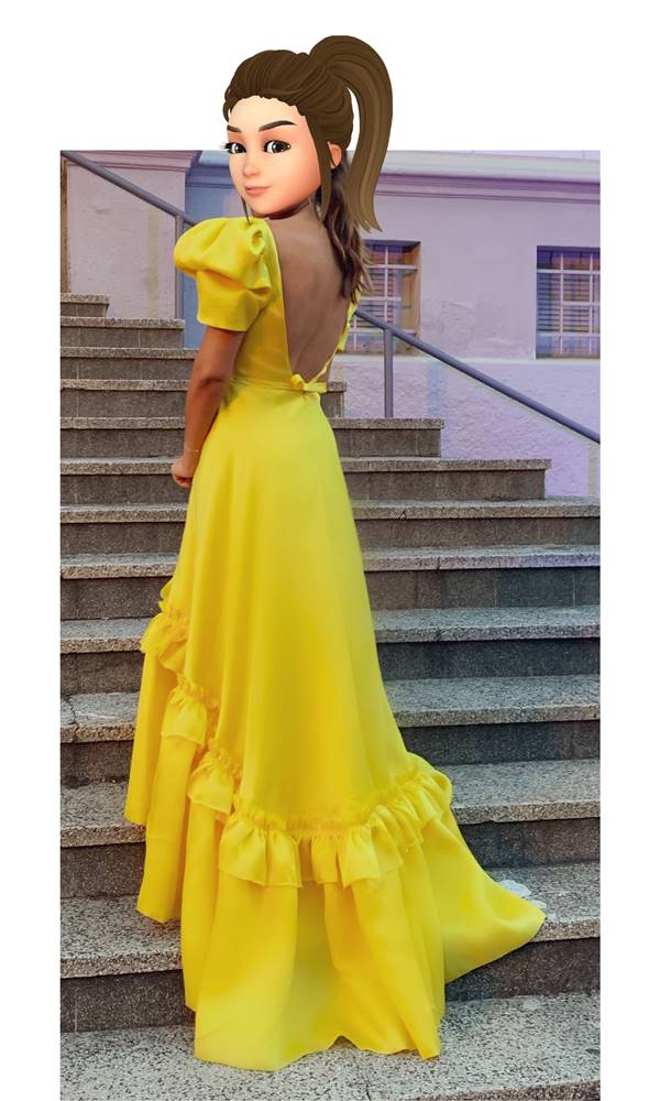 Mulher com vestido amarelo e emoji no rosto