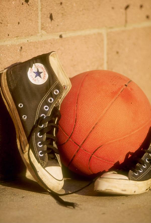 All Star Chuck Taylor e bola de basquete