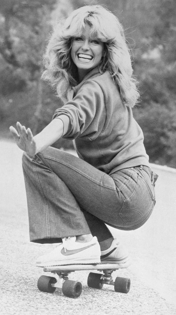 Farrah Fawcett de stake com um Nike Cortez