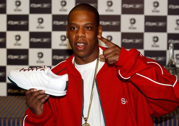 Jay-Z com tênis para a Reebok