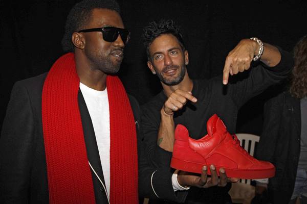 Kanye West e Marc Jacobs com tênis de West para a Louis Vuitton