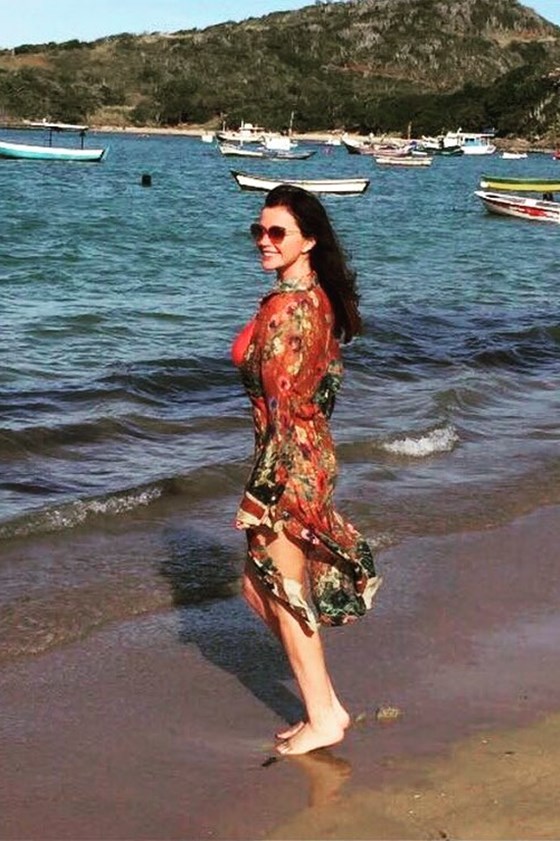 Luma de Oliveira na Praia da Ferradura