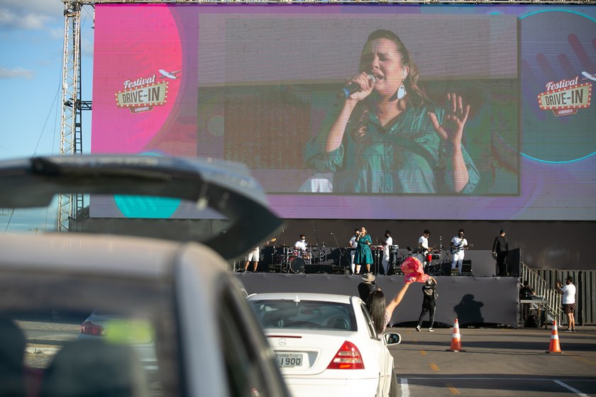 Auê da Adriana Samartini no Festival Drive-In