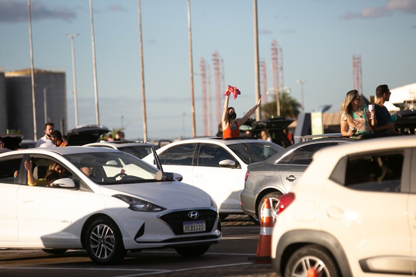 Auê da Adriana Samartini no Festival Drive-In