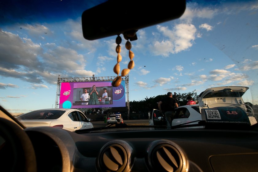 Auê da Adriana Samartini no Festival Drive-In