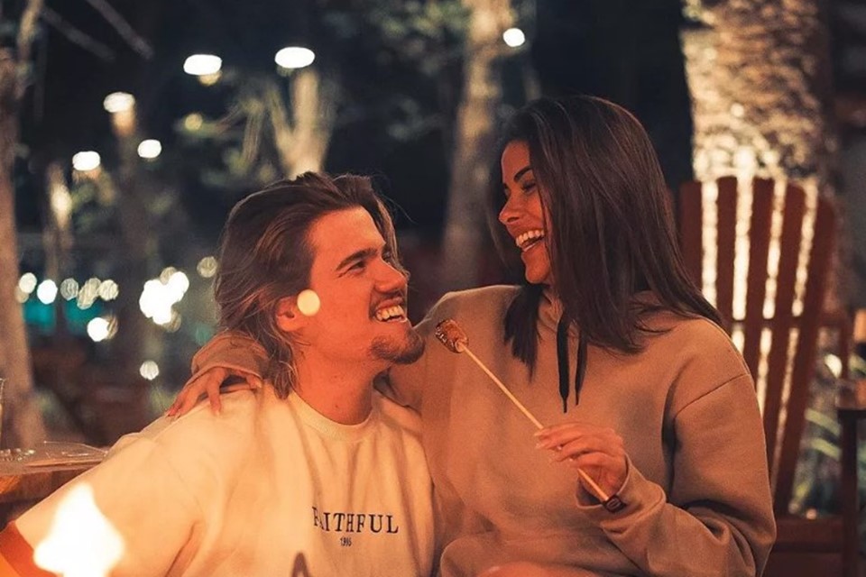 Munik nunes e caio césar curtem noite romântica com fogueira e beijos
