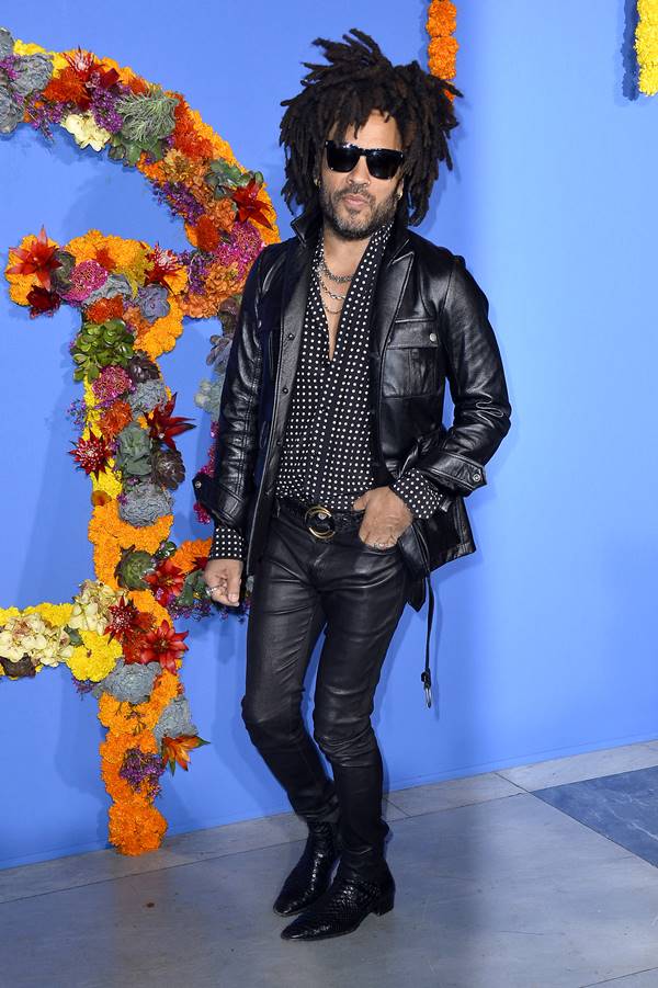 Lenny Kravitz com jaqueta de couro preta