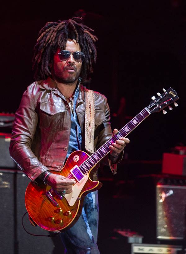 Lenny Kravitz com jaqueta de couro marrom