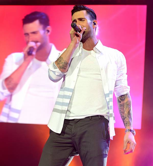 Adam Levine com camisa e camiseta brancas