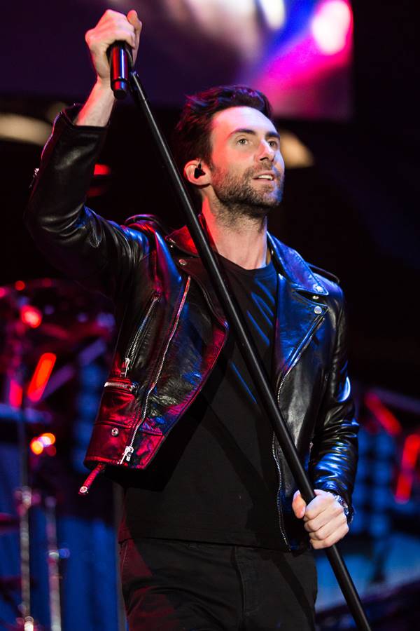 Adam Levine com jaqueta de couro e camiseta preta