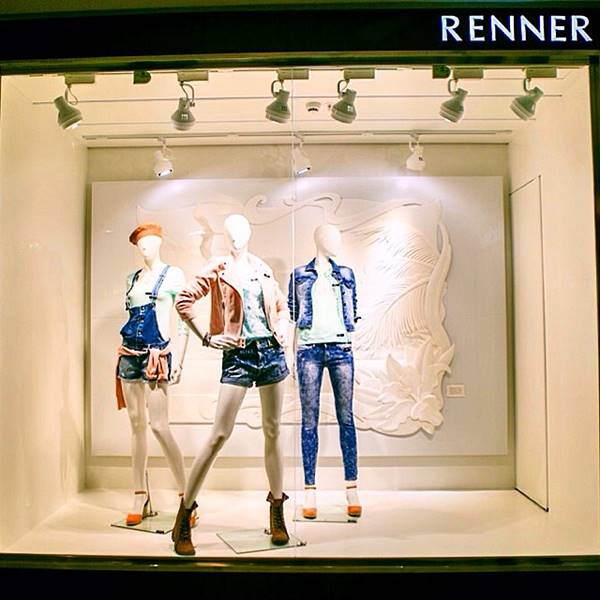 Vitrine de uma loja da Renner