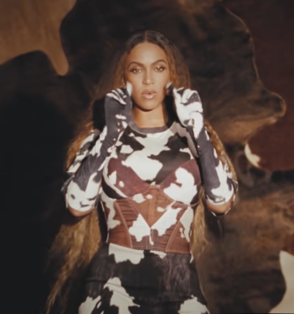 Beyonce com look de cow print da Burberry