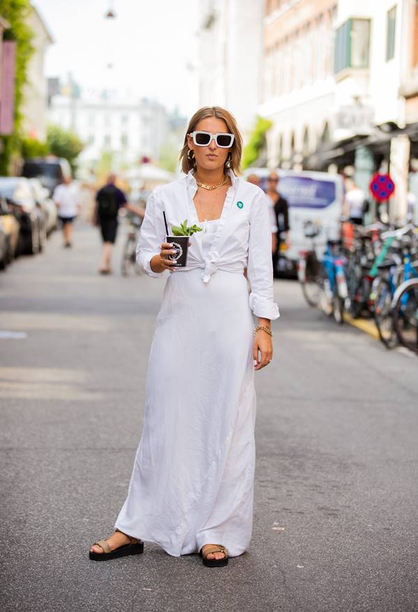 Mulher com look todo branco no street style da Semana de Moda de Copenhague