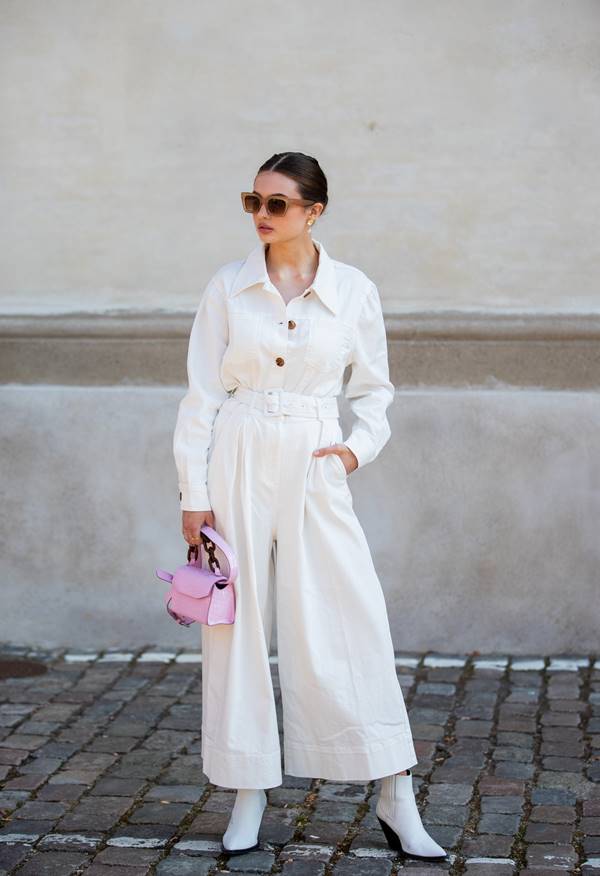 Mulher com look todo branco no street style da Semana de Moda de Copenhague