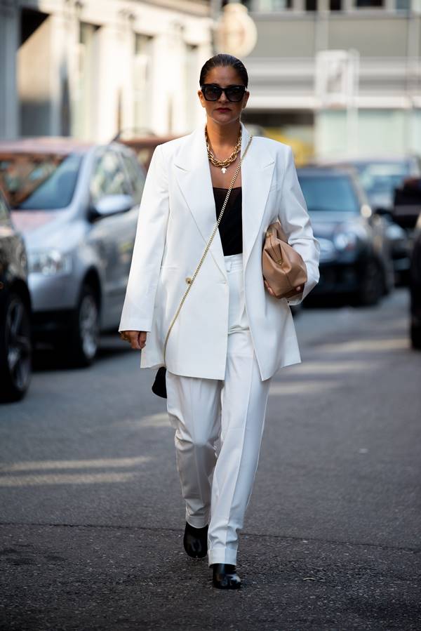 Mulher com look branco no street style da Semana de Moda de Copenhague