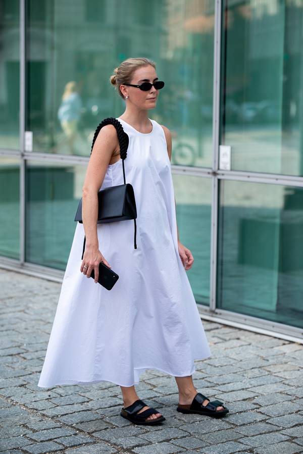 Mulher com look branco no street style da Semana de Moda de Copenhague