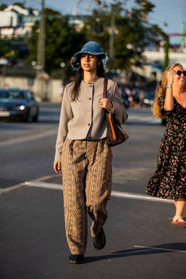 Mulher com look confortável na Semana de Moda de Copenhague