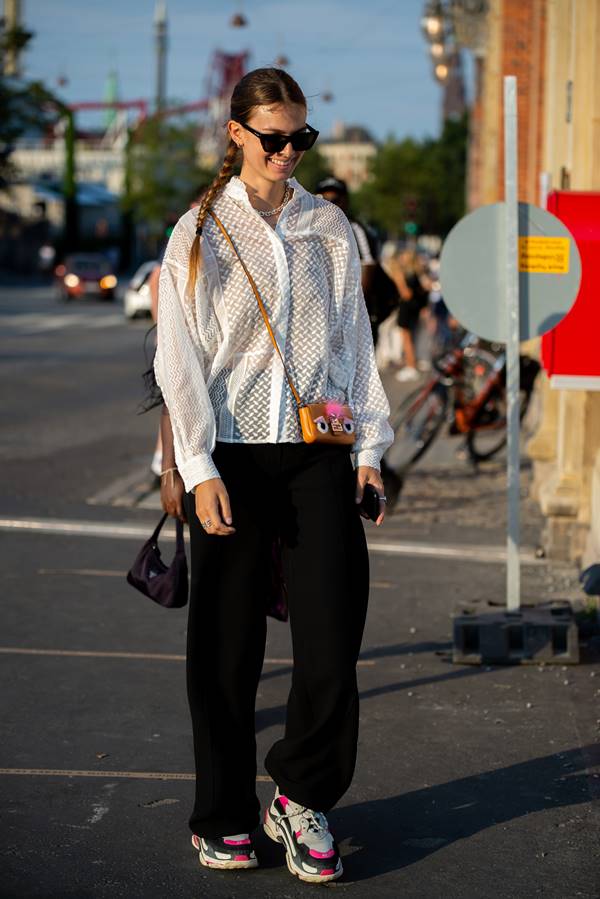 Mulher com look confortável na Semana de Moda de Copenhague